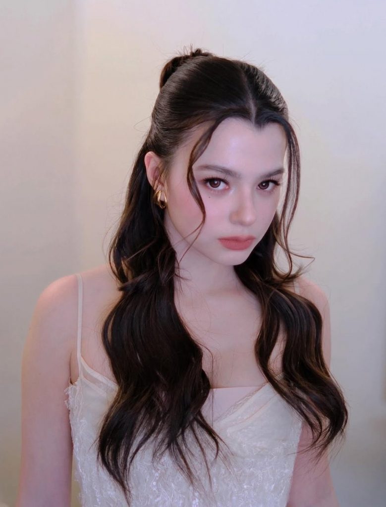 photo de becky qui porte une robe rose