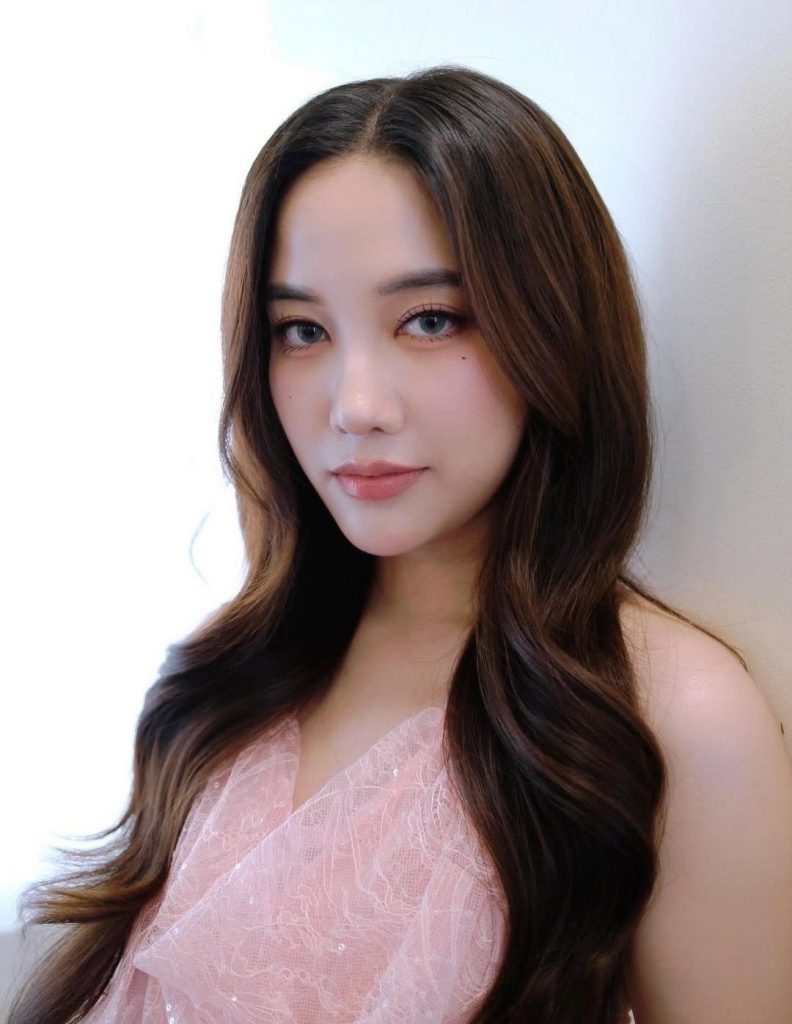 photo de freen portant une robe rose